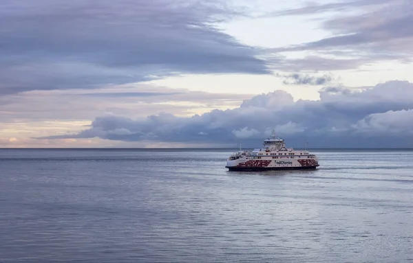 BC Ferries Boot in de Stille Oceaan tijdens bewolkt zomerochtend zonsopgang — Stockfoto