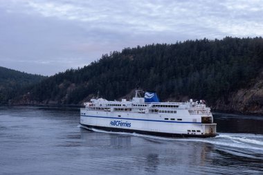 Pasifik Okyanusunda BC Feribot Bulutlu yaz sabahı gündoğumunda