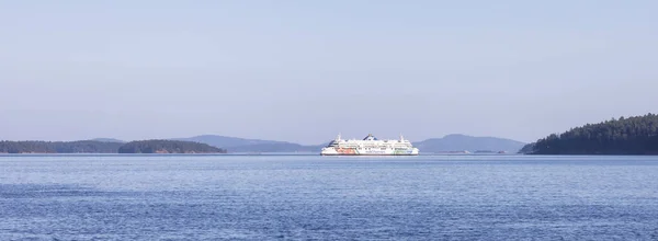 BC Ferries που περνούν από τα νησιά του Κόλπου κατά τη διάρκεια μιας ηλιόλουστης καλοκαιρινής ημέρας. — Φωτογραφία Αρχείου