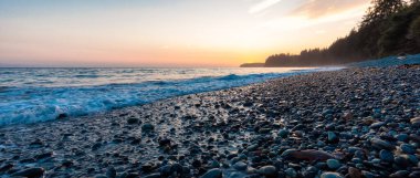 Pasifik Okyanusunun batı kıyısındaki Sandcut Plajı.