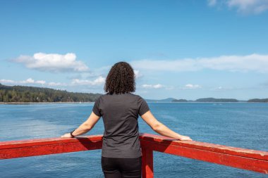 Pasifik Okyanusu 'nun batı kıyısındaki Ahşap İskeledeki Kadın