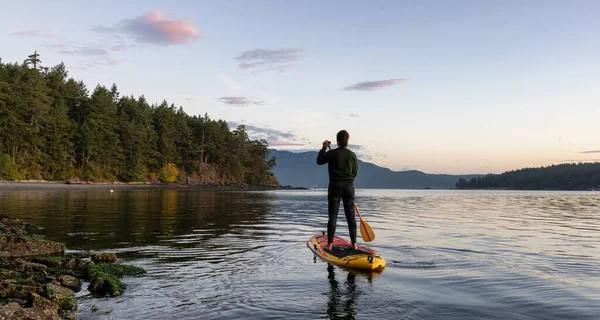 Przygód Kaukaska Dorosła kobieta na stojąco Paddle Board — Zdjęcie stockowe