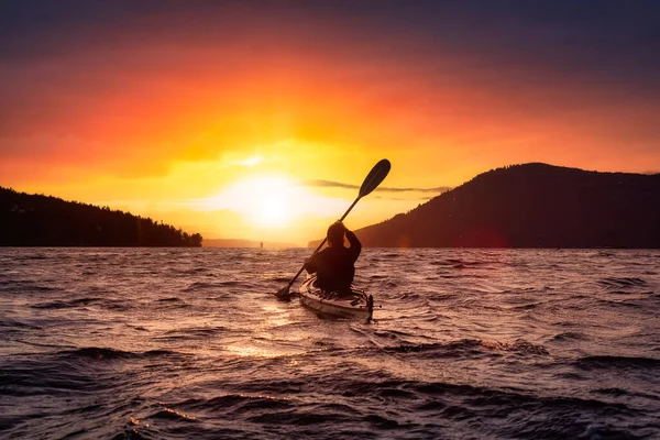 Femme aventureuse en kayak de mer pagayant dans l'océan Pacifique. — Photo