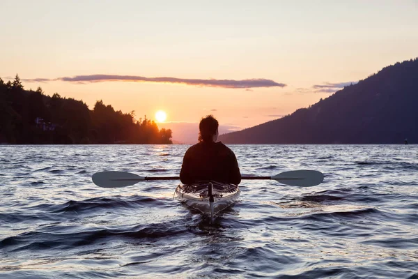 태평양에서 카누를 타고 노를 젓고 있는 탁월 한 여자. — 스톡 사진