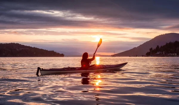 Femme aventureuse en kayak de mer pagayant dans l'océan Pacifique. — Photo