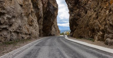 Kanada Dağları 'ndaki kayalık kanyon kayalıklarında Manzaralı Yol.