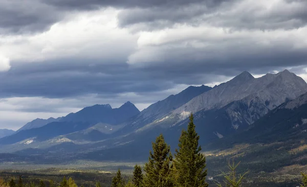 Montaña rocosa canadiense Paisaje . — Foto de Stock