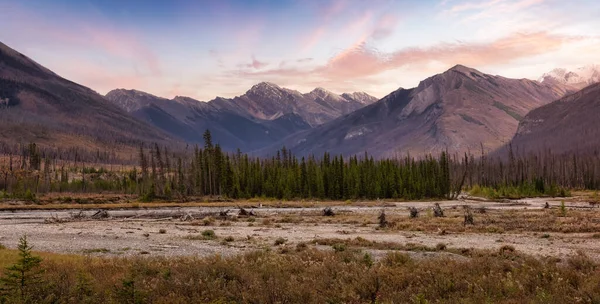 Paesaggio canadese di montagna rocciosa. — Foto Stock