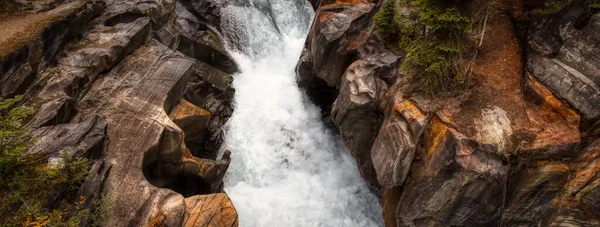 Eau douce se précipitant dans un canyon. Nature canadienne Contexte. — Photo