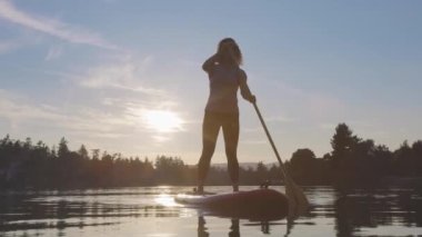 Stand-up 'ta kürek çeken Maceracı Kafkas Yetişkin Kadın
