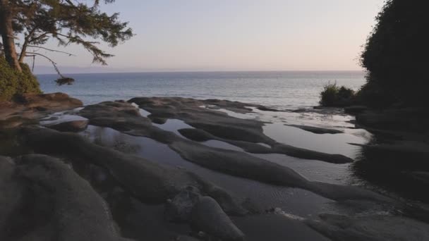 Unik klippformation vid Sandcut Beach på Stilla Havets västkust — Stockvideo