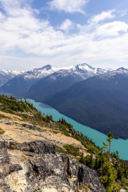 Huzurlu göl, karla kaplı dağlar ve Whistler, BC 'deki yeşillik ile nefes kesici manzara..