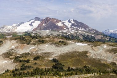 Whistler, BC, Kanada 'da engebeli tepeleri ve karlı nefes kesici dağlık manzara.