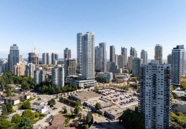 Burnaby şehrinin panoramik hava manzarası modern gökdelenleri ve kentsel gelişimi gösteriyor..