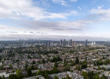 Burnaby, Büyük Vancouver bölgesinin çarpıcı bir hava manzarası. Yüksek binalar ve mahalleler..