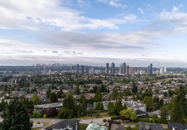 Burnaby 'nin Skyline' ı, Büyük Vancouver, BC, Kanada, doğal ve kentsel manzaraları gösteriyor.