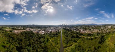 Burnaby, Büyük Vancouver, BC, Kanada, doğa ve kentselliği harmanlayan panoramik bir manzara.