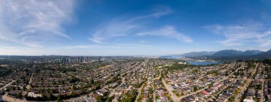 Mavi gökyüzünün altında Burnaby ve Büyük Vancouver 'ın çarpıcı panoramik manzarası.