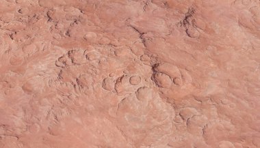 Jeolojik yüzeyde kendine özgü desenler ve dairesel oluşumlar üç boyutlu olarak gösterilir..