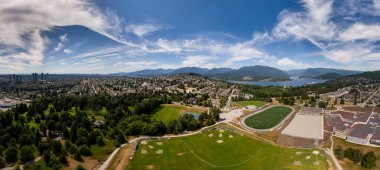 Burnaby 'nin şehir manzarası ve Büyük Vancouver, BC, Kanada' daki dağ manzarası