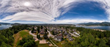 Büyük Vancouver 'da Burnaby şehri, yemyeşil ormanlar ve liman manzarası, BC.