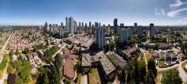 Büyük Vancouver 'daki Burnaby yerleşim alanlarının ve şehir manzarasının hava görüntüsü.