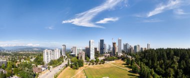 Britanya Kolumbiyası 'ndaki Burnaby kentsel ufuk çizgisi açık gökyüzü ve yeşil alanlar.