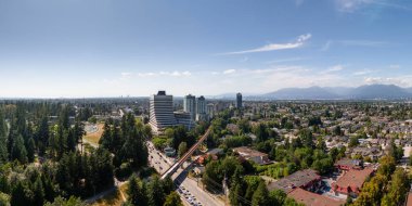 Burnaby 'nin şehir manzarasının geniş bir görüntüsü, doğayla çevrili kentsel güzelliği gözler önüne seriyor..