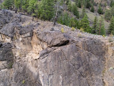 BC, Kanada 'da ormanların ortasında kayalık engebeli uçurumlar doğal güzellikleri gözler önüne seriyor..