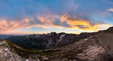 İ.Ö. Alp manzaralı engebeli bir dağ manzarasında altın saat.