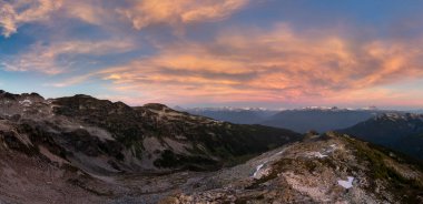 Renkli günbatımı gökyüzü altında nefes kesen sıradağlar, BC, Kanada 'da yakalandı..