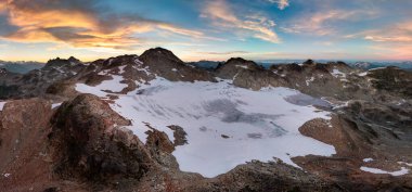BC, Kanada 'da sabah gökyüzü rengarenk ve karla kaplı....