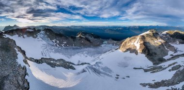 Buzul ve engebeli dağ manzarası M.Ö., Kanada 'da canlı gün batımıyla aydınlanıyor.