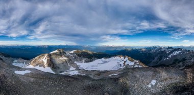 BC, Kanada 'daki engebeli dağ manzarası ve buzulların nefes kesici manzarası.