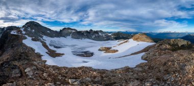 BC, Kanada 'da engebeli dağları olan güzel panoramik Alp buzulları manzarası.
