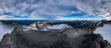 BC, Kanada 'daki dağ zirveleri ve karla kaplı vadilerin panoramik manzarası.