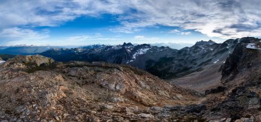 Engebeli zirveleri, kayalık arazisi ve M.Ö. 'de sakin mavi gökyüzü olan bir dağ sırası..