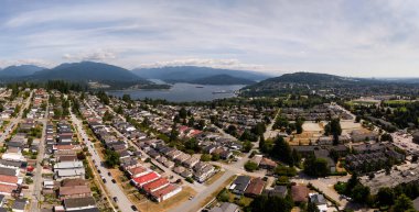 Büyük Vancouver, Britanya Kolumbiyası 'ndaki Burnaby evleri, dağları ve su yollarını gösteren yükseltilmiş manzara