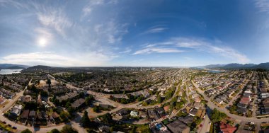 Berrak gökyüzü ve güneş ışığıyla Burnaby ve Büyük Vancouver 'ın panoramik hava manzarası.