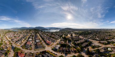 Büyük Vancouver 'daki Burnaby' nin geniş hava manzarası, evlerin, doğanın ve manzaranın güzelliği..