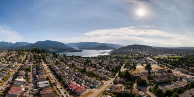 Büyük Vancouver 'daki Burnaby' nin manzaralı manzarası. Kıyı ve dağ manzarası.