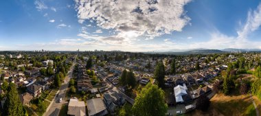 Burnaby, BC 'nin panoramik hava manzarası, gösterişli banliyöler, kentsel ufuk çizgisi ve dağlık ufuk çizgisi.