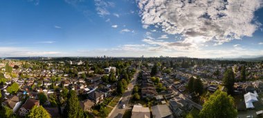 Büyük Vancouver 'daki Burnaby' nin geniş şehir manzarası, modern ufuk çizgisini ve yeşil alanları vurguluyor.