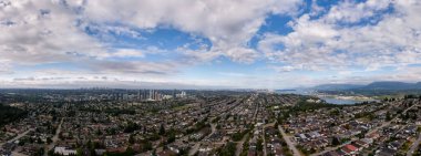 Büyük Vancouver bölgesinde Burnaby 'yi gösteren geniş bir hava manzarası..