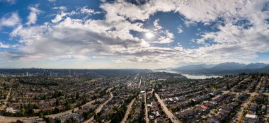 Burnaby ve Büyük Vancouver 'ın panoramik ufuk çizgisi, BC, Kanada Muhteşem bir gökyüzü altında.