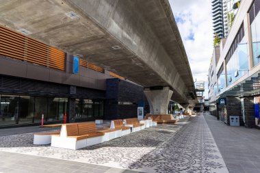 Burnaby, Vancouver, BC, Kanada 'da demiryolu altyapısı altında bankları olan kamusal alan