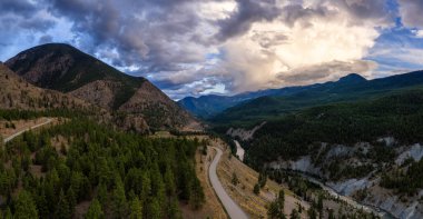 Britanya Kolumbiyası, Kanada 'da dolambaçlı bir yolu olan yuvarlanan dağlar ve ormanlar.