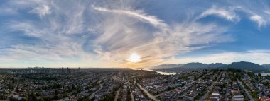 Panoramik banliyö Burnaby gün batımında, Büyük Vancouver, BC ve doğal manzarayı gösteriyor.