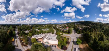 Büyük Vancouver 'daki Burnaby banliyölerini, ağaçlarını ve bulutlarını gösteren panoramik hava fotoğrafı.