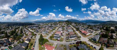 Burnaby, Greater Vancouver, BC, Kanada 'da bulutlu mavi gökyüzü altındaki banliyö evleri.